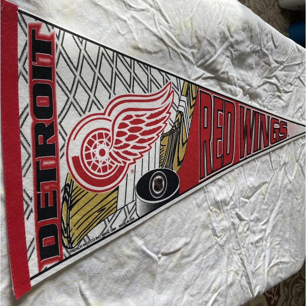 Vintage 1994 Detroit Red Wings NHL Felt Pennant Trench Mfg Made in USA 30 inch